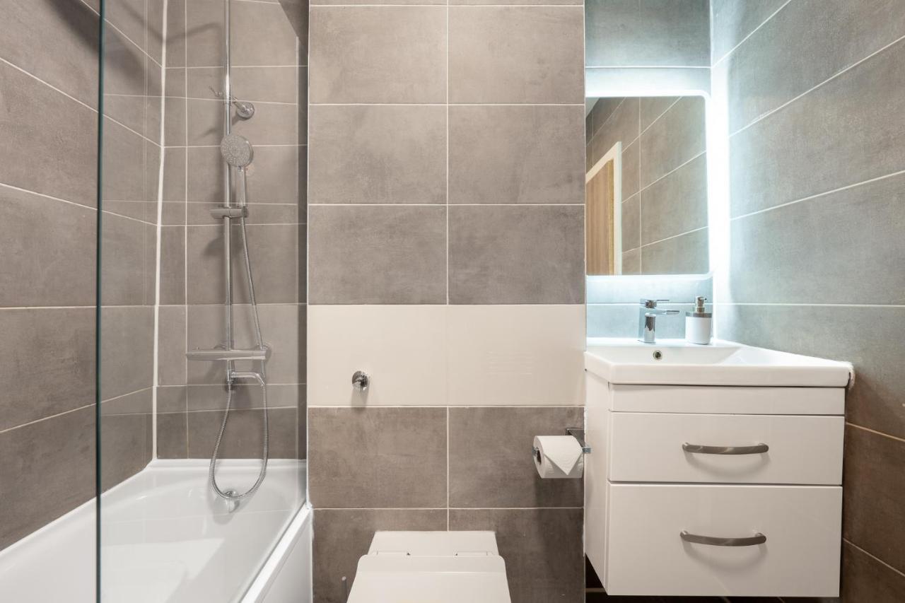 Ashview 8 - Heathrow - Business - Free Parking Apartment Staines-upon-Thames Ngoại thất bức ảnh